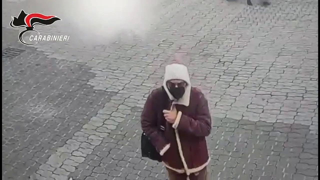 Arresto Messina Denaro: il boss entra nella clinica da solo, col volto coperto dalla mascherina