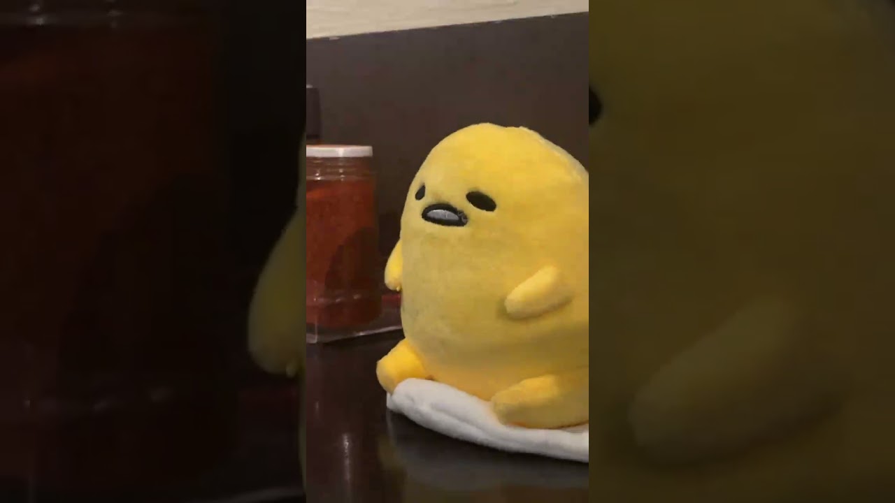 At a ramen place with Gudetama!🥚🍜