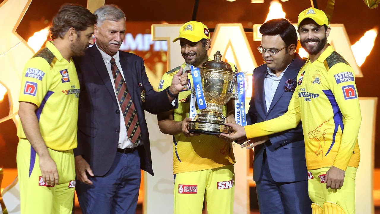 Dhoni Refuses to Collect the IPL Trophy Alone, Calls Rayudu and Jadeja Onstage 🏆