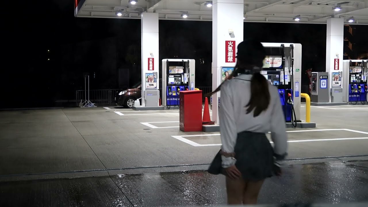 【衝撃】ミニスカが風に吹かれて（ミニスカ）（美脚）（パンチラ）（Tバック）