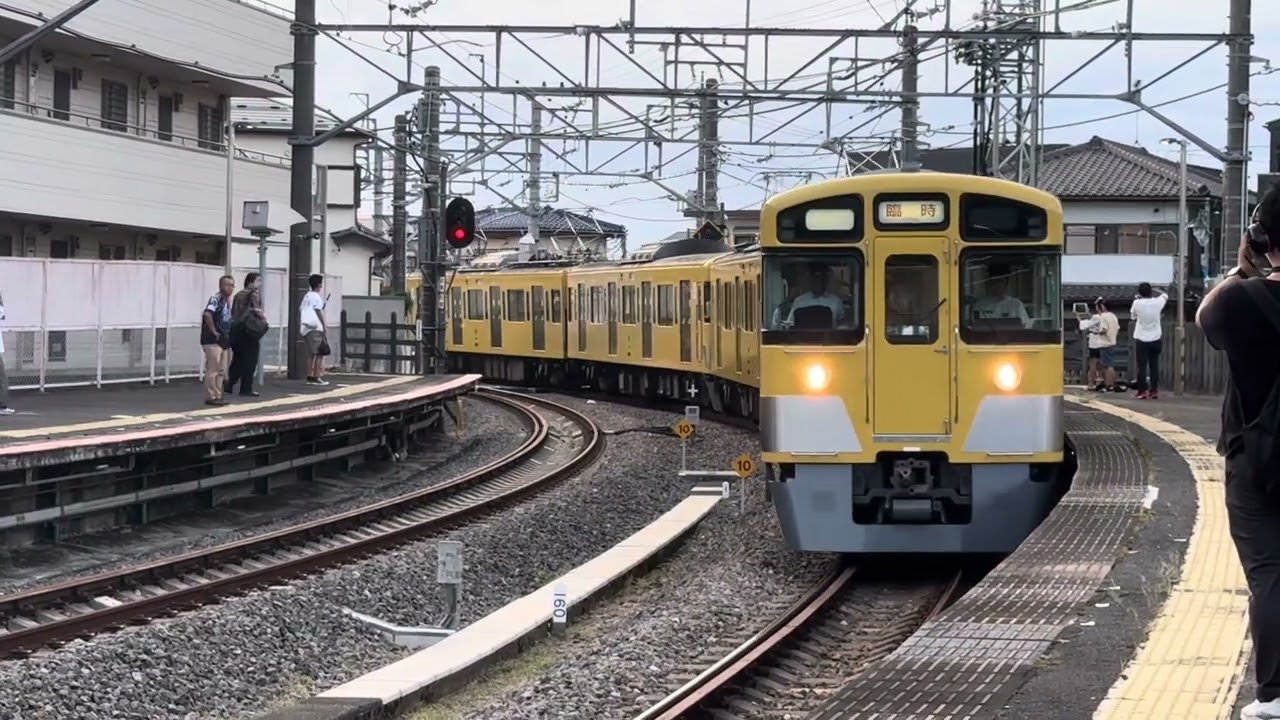 【アニメ「終末トレインどこへ行く？」のイベント列車！】　西武新2000系　2463編成＋2465編成　臨時ツアー列車「終末トレインどこへいく？撮りにいく？乗りにいく？」　返却回送　西所沢駅に到着！