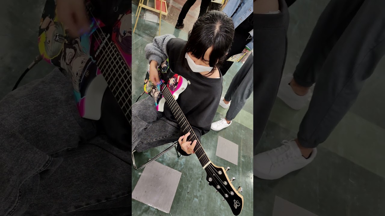 東京楽器博2024でダイナ楽器さんのガールズバンドクライのコラボギターを試し弾きさせてもらいました！ #ガールズバンドクライ #東京楽器博 #試奏