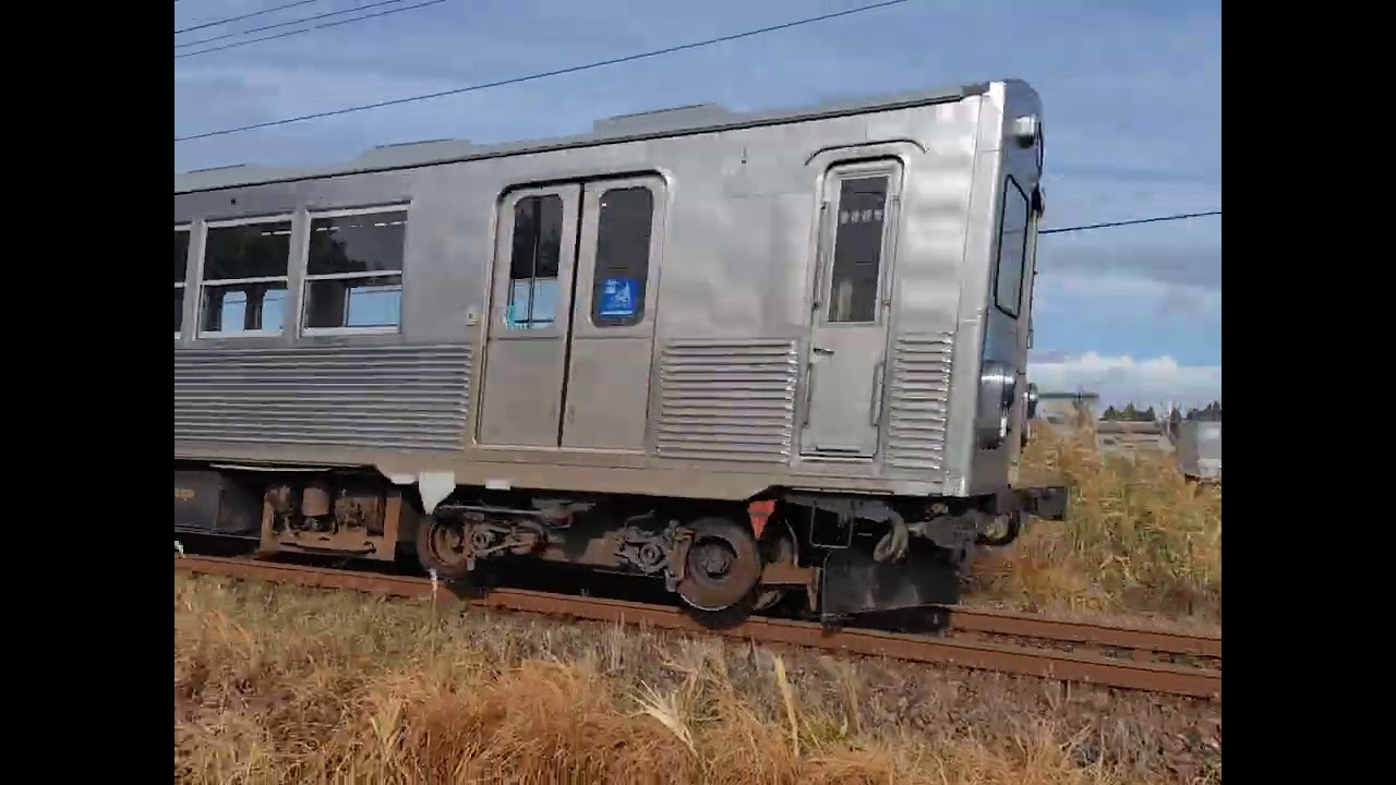 デハ７１５２ーデハ７１０２と車両交換してきたのがデハ７０２１ーデハ７０１１　じいさんばあさん若返るラッピングも残り４ヶ月余りとなりました