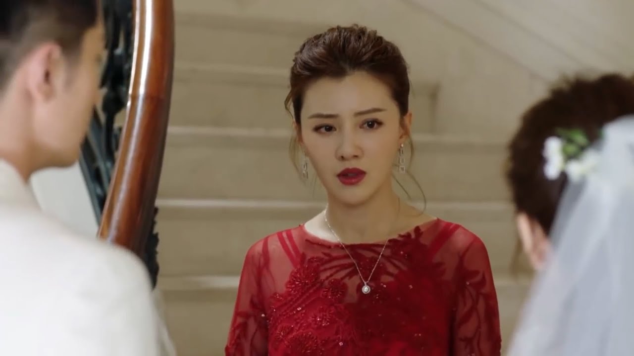 女孩出席前男友婚礼，一袭红裙惊艳全场！