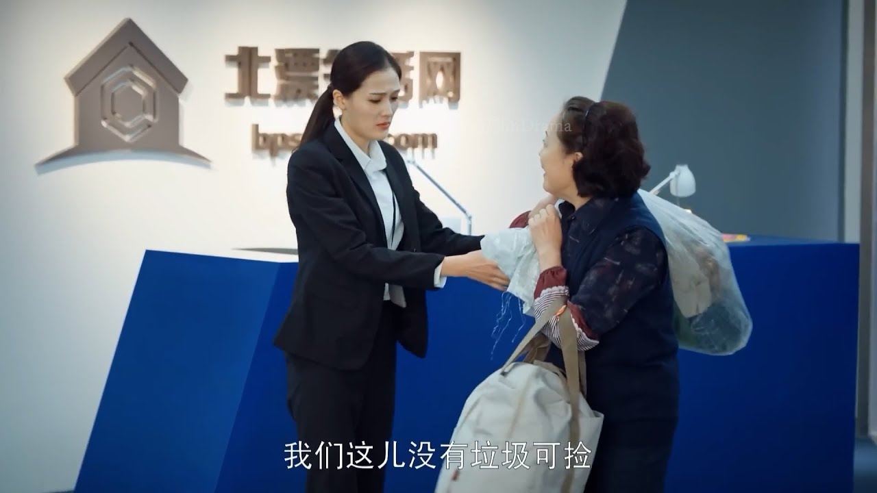 老妇人被前台当乞丐赶走，哪料她竟是总裁母亲！