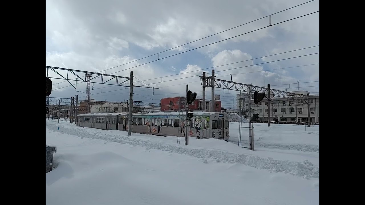 来月３／３１に終了する『じいさんばあさん若返る』ラッピングのデハ７０２１ーデハ７０１１が弘前駅に着く