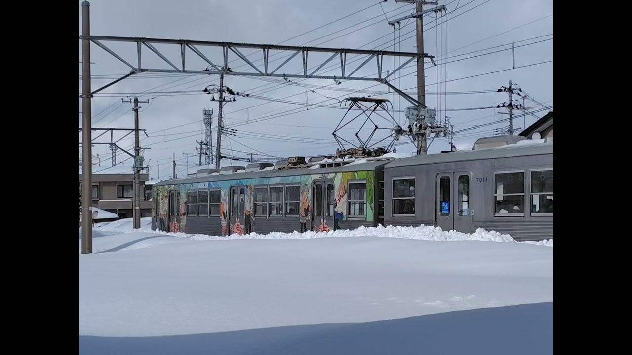 ２０２５／２／２３（日）弘南鉄道弘南線上り１番列車は黒石駅停泊Ａパターンで、『じいさんばあさん若返る』ラッピング車のデハ７０２１ーデハ７０１１からでした