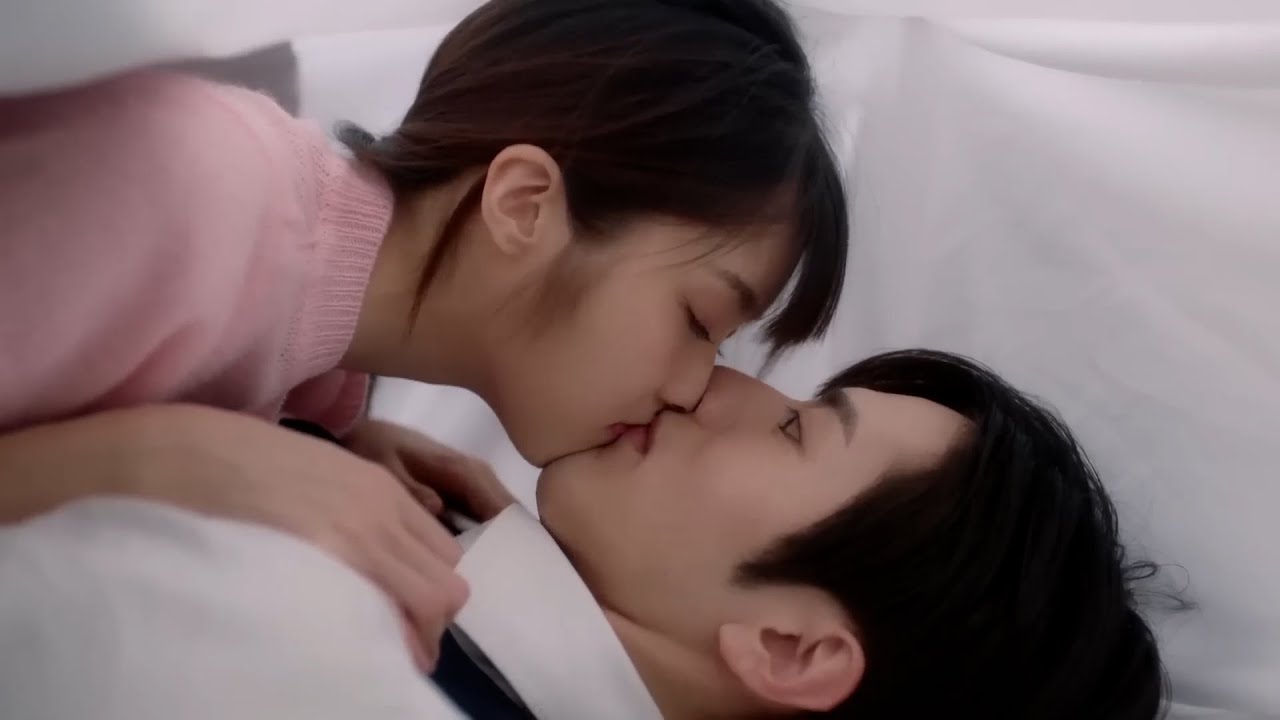 契约娇妻主动献吻，总裁瞬间心动，爱情火花四溅！💓 #逆袭 #爽剧 #甜宠 #Chinese television dramas