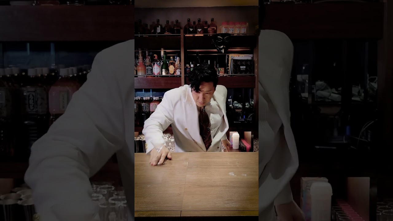 【世界が注目してない】グラスを置く位置がなかなか決まらないバーテンダー