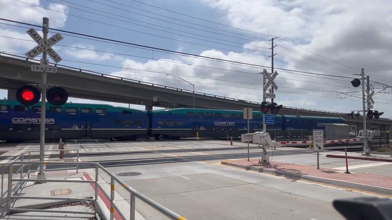 [New Gate Barrier] NCTD 5001 Coaster Train 679 North, Sassafras St. Railroad Crossing, San Diego CA