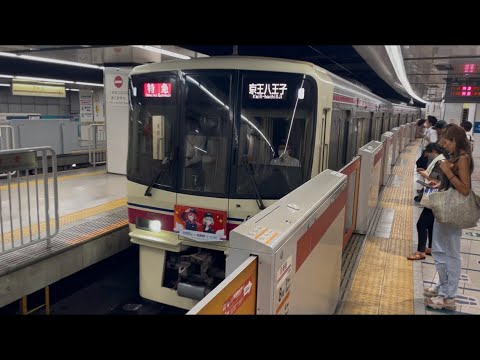 京王8000系8701編成（アイドルマスター シャイニーカラーズトレイン・HM掲出・トップナンバー）が特急京王八王子行きとして新宿駅3番線に到着停車するシーン（0041レ）2025.7.7.11:32
