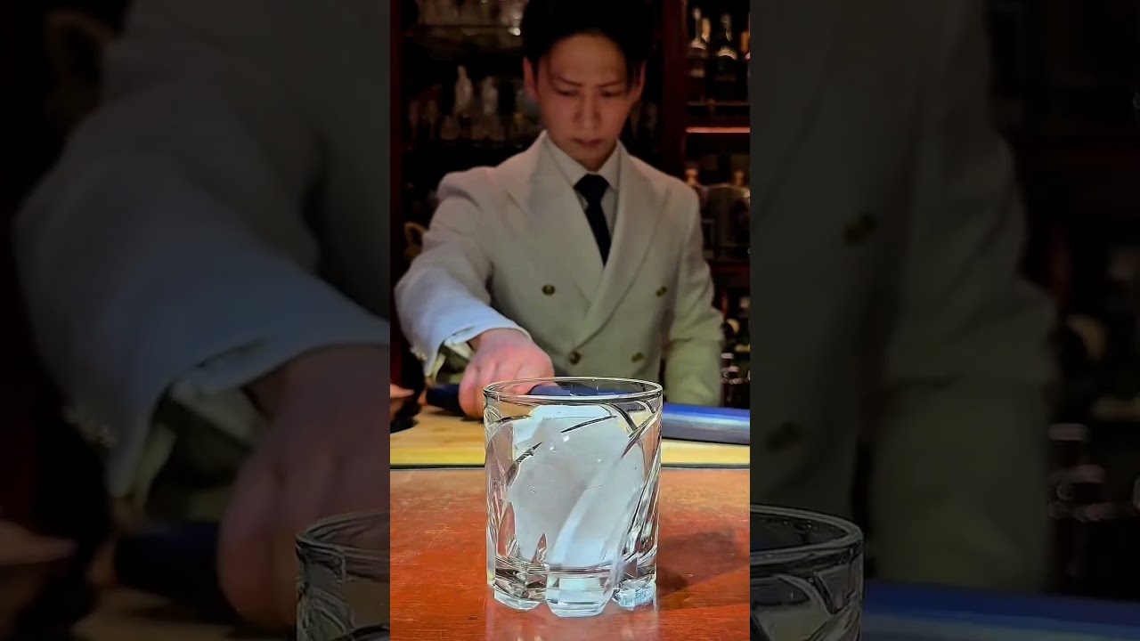 世界が注目している方のバーテンダー 麻布十番にあるセンティフォリアは圧巻のパフォーマンスが楽しめるバー 1杯4,000円と値ははりますがそれを遥かに上回る満足感でした #japanesefood