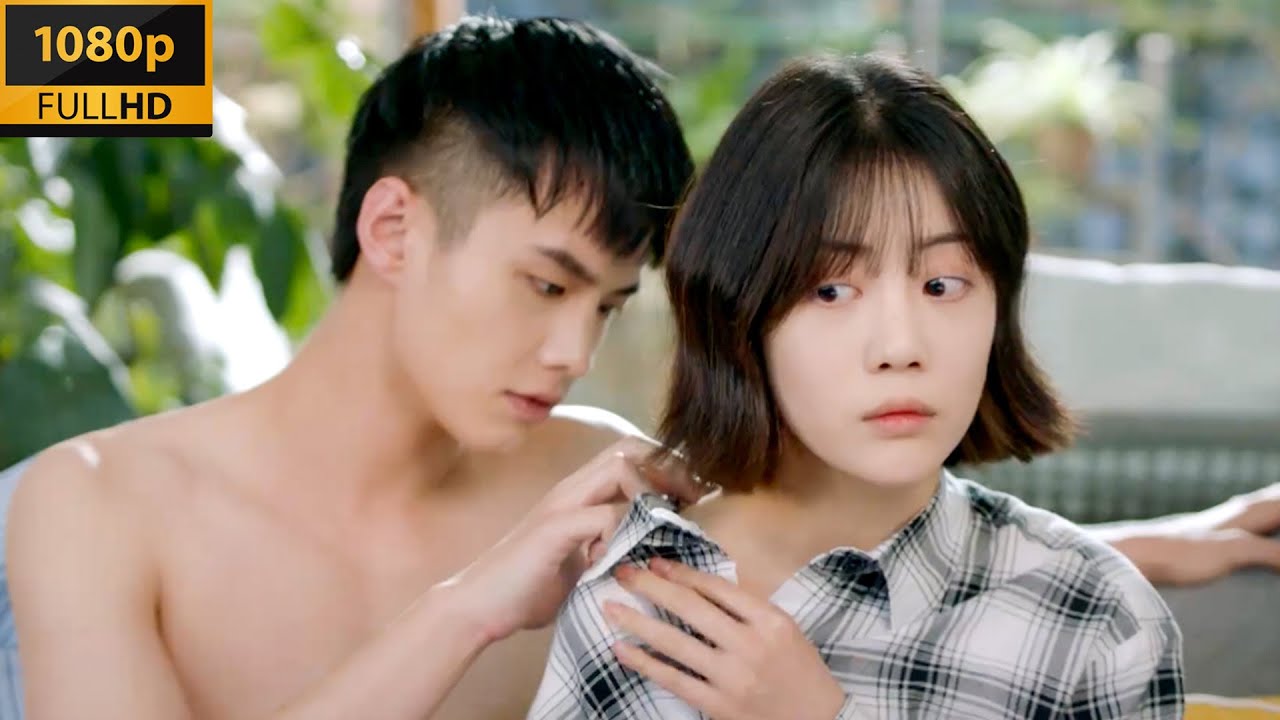 姊姊嘴上說別碰我，結果自己先心動到腿軟愛上弟弟！💗 #何与 #李溪芮 #我的邻居长不大