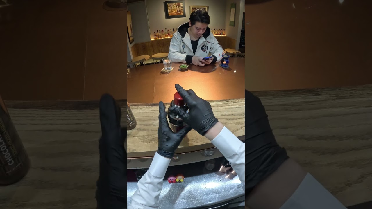 バーテンダーがみてる世界....。最高のチョコレートカクテル。