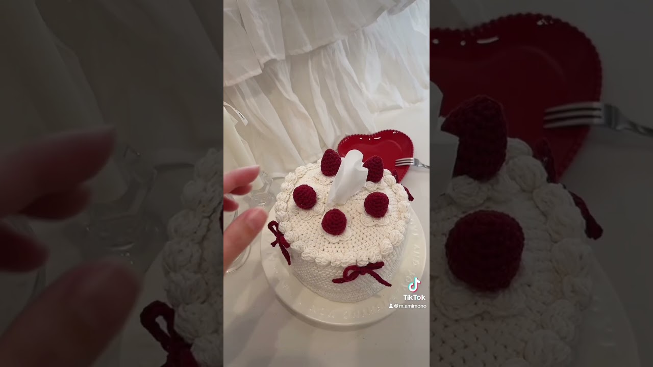 ケーキのティッシュケース編んでみたよ♡四角いティッシュケースは見た事あるけど、まぁるいケーキのティッシュケースは見たことなくて自分で考えながら作ってみました♡ #かぎ針 #編み物　#knitting