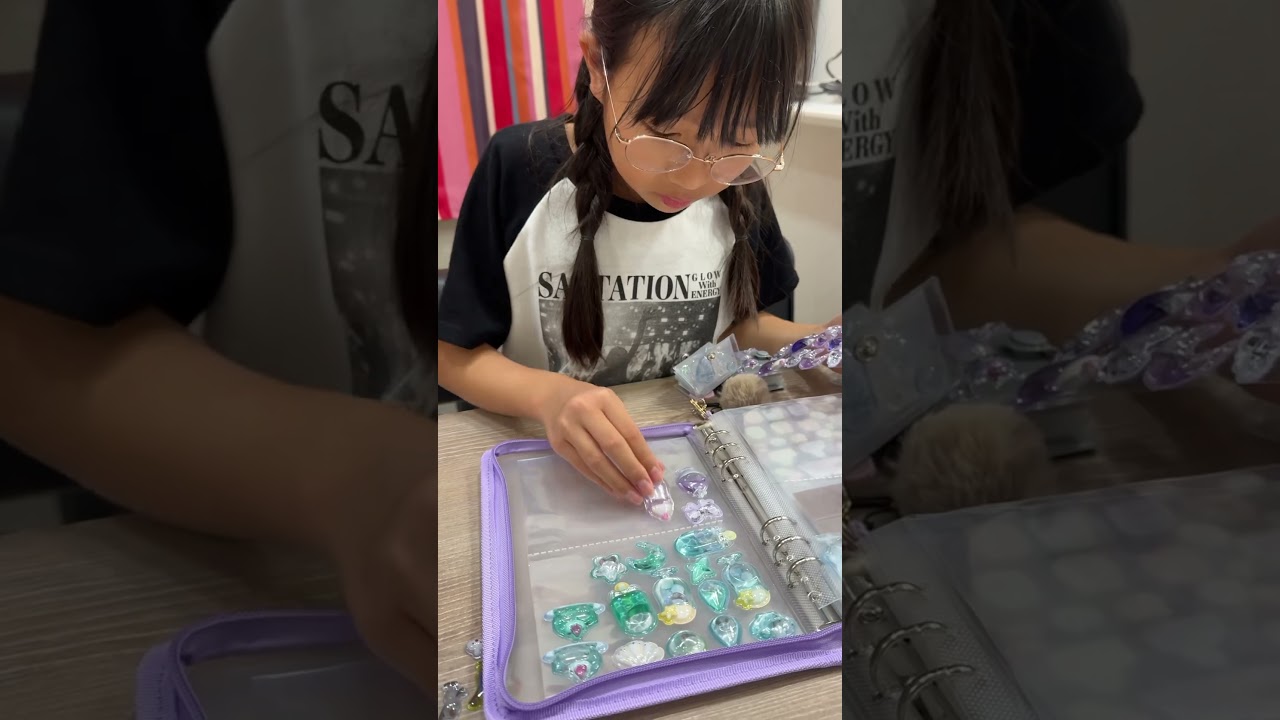 【シール帳作り】新しいシールをたくさん貼っていくぅ⤴️  まりちゃんいずちゃんチャンネル　#shorts