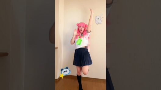 【cosplay】『正反対な君と僕』鈴木ちゃんcosで金曜日のおはよう踊ってみた‼️🐼🩷(※フリ間違いあり🙏) #shorts #seihantainakimitobokucosplay
