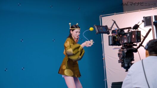 三吉彩花、「けん玉向いてな〜い！」レモン形のけん玉に苦戦 湖池屋ストロング 新CM『濃いも旨いもストロング』篇・メイキング＆インタビュー公開
